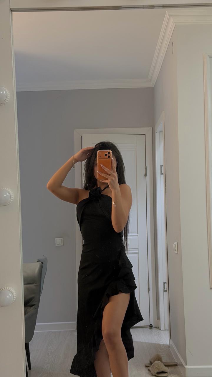 Черное платье с разрезом