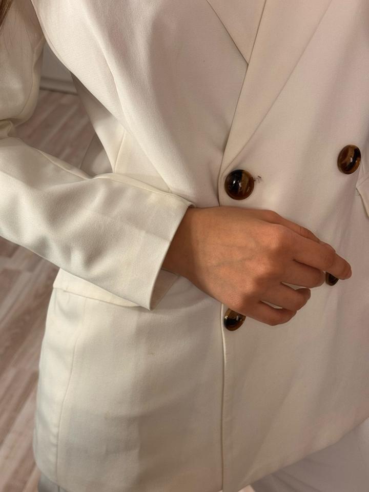 Белый брючный костюм