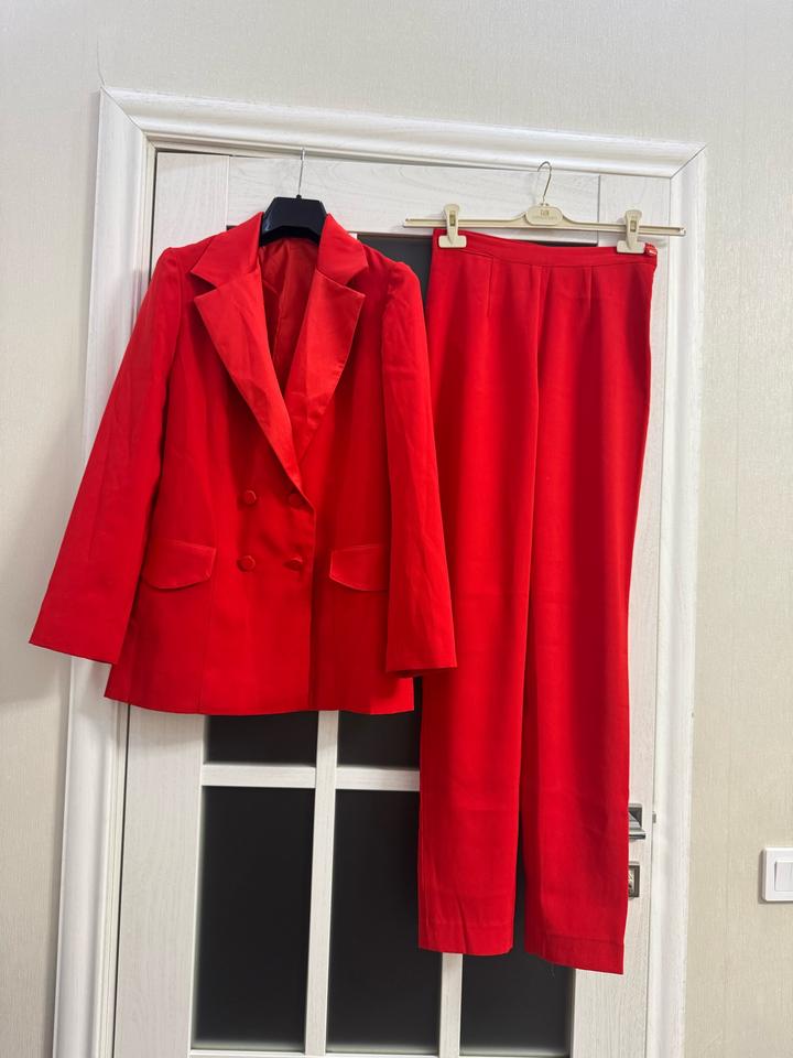 Женский брючной костюм красного цвета