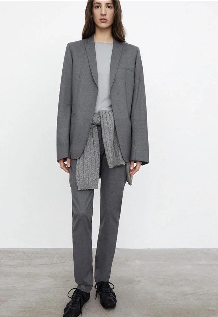 Серый пиджак от TOTEME