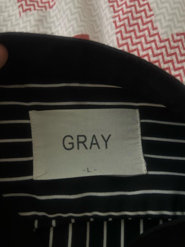 Черная рубашка в белую полоску бренда GRAY