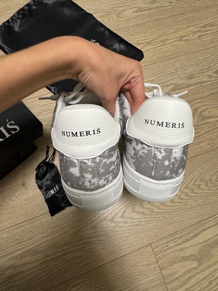 Серые кроссовки Numeriś