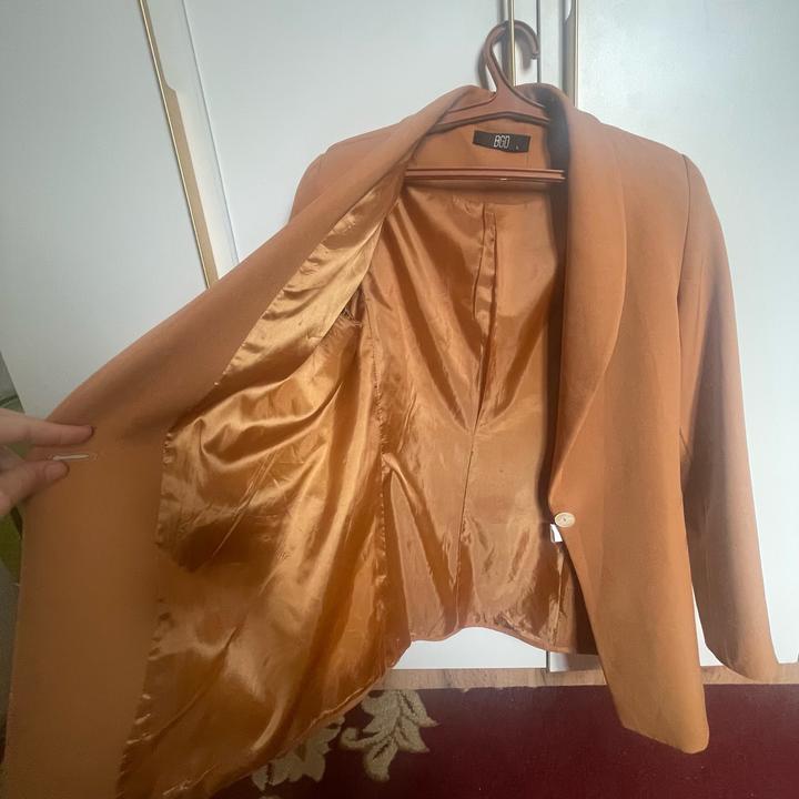 Пиджак коричневый.