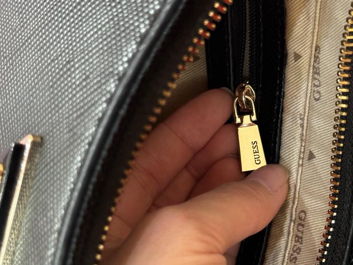 Черная сумка Guess