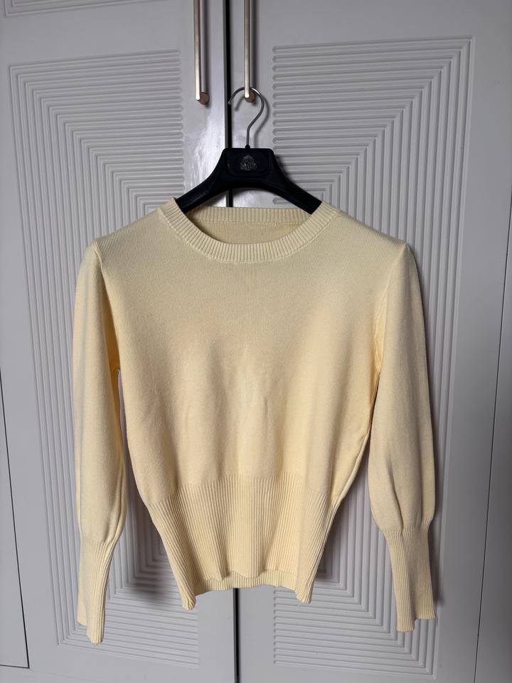 приталенная кофта, нежно желтого цвета