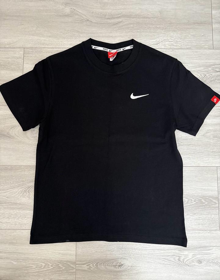 Черная футболка Nike