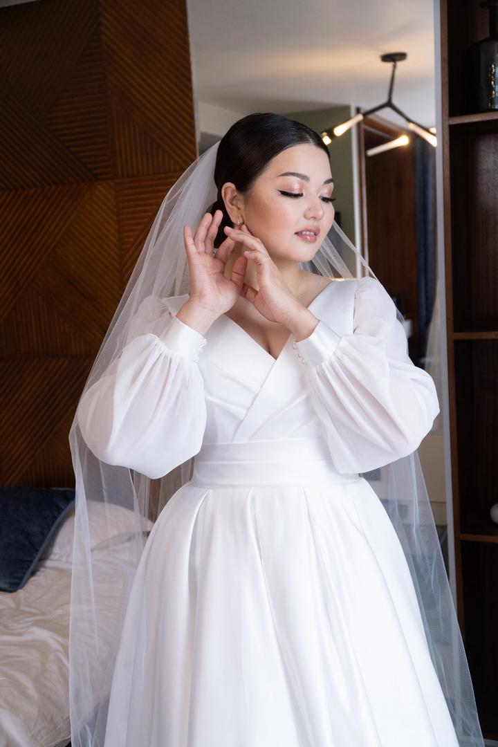 Атласное свадебное платье