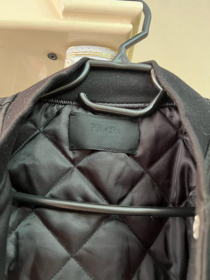 Бомбер куртка Prada