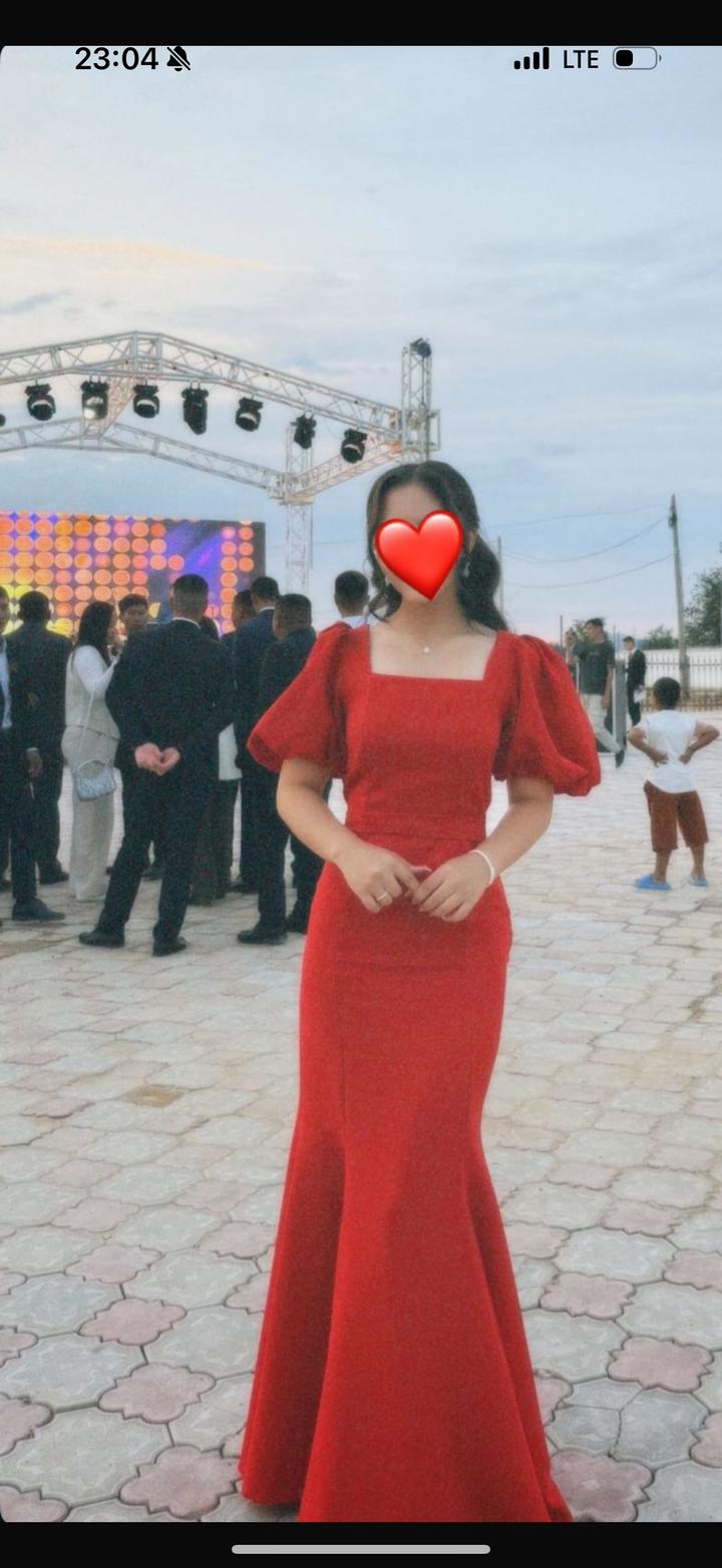 Красное платье с открытым декольте