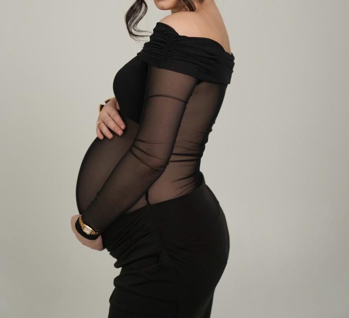 Платье с прозрачными вставками и открытыми плечами