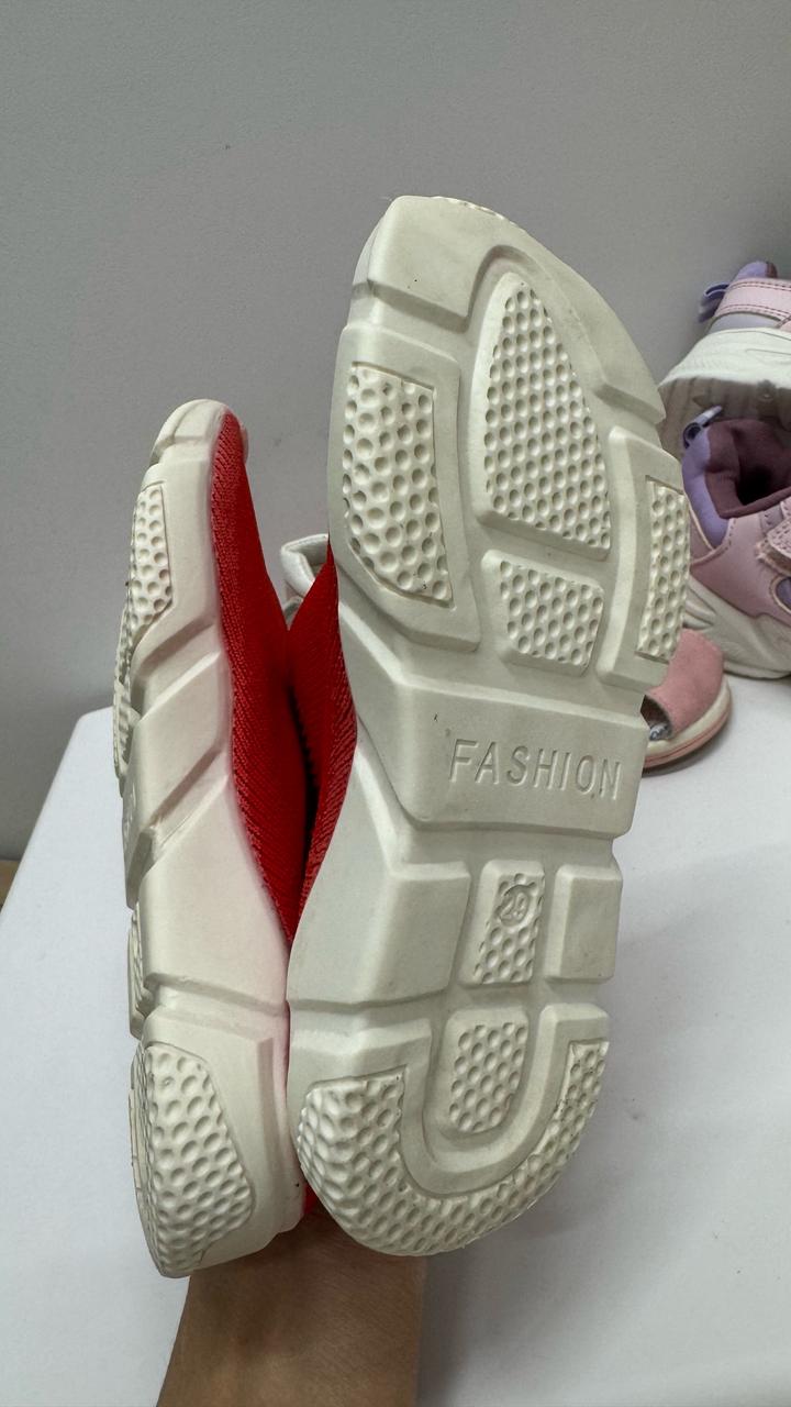 Кроссовки и сандали