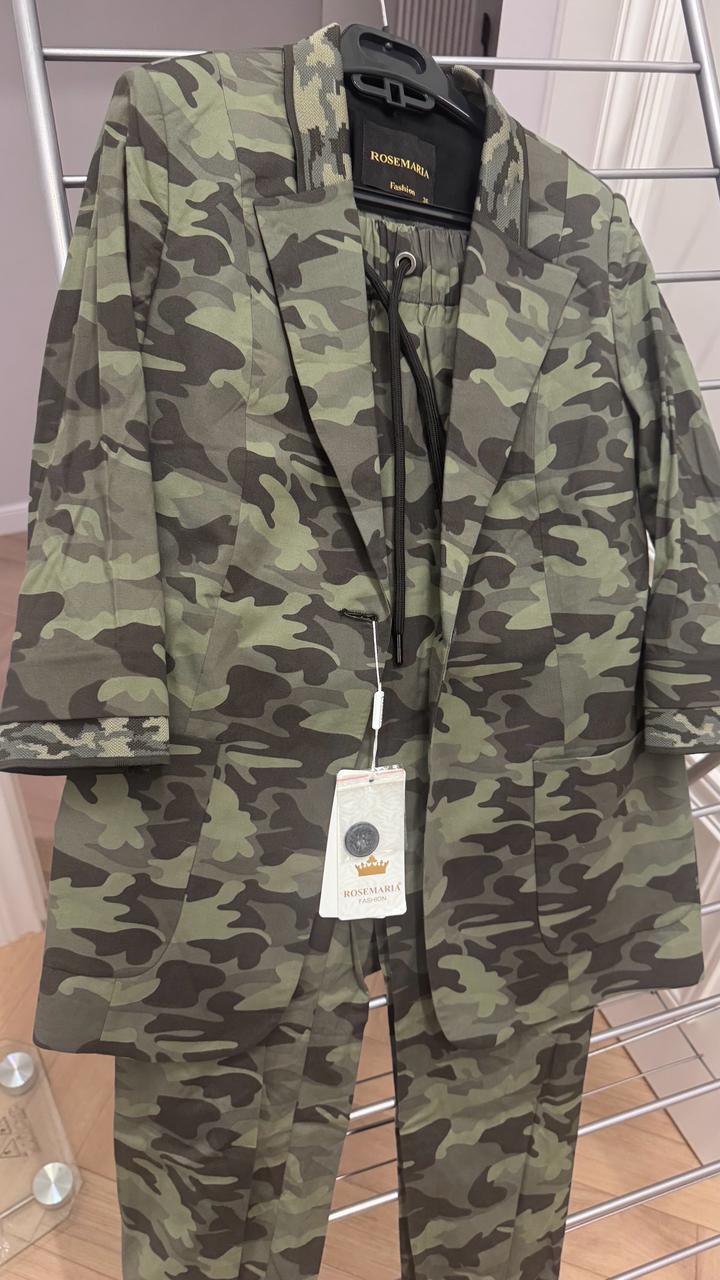 Костюмы тройка, новые, турецкие, размеры 42