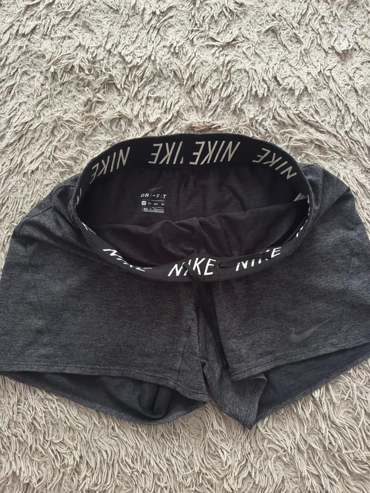 Спортивные шорты Nike