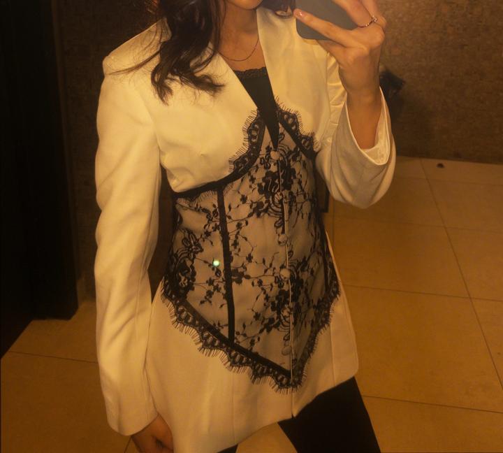 Белый пиджак с кружевами