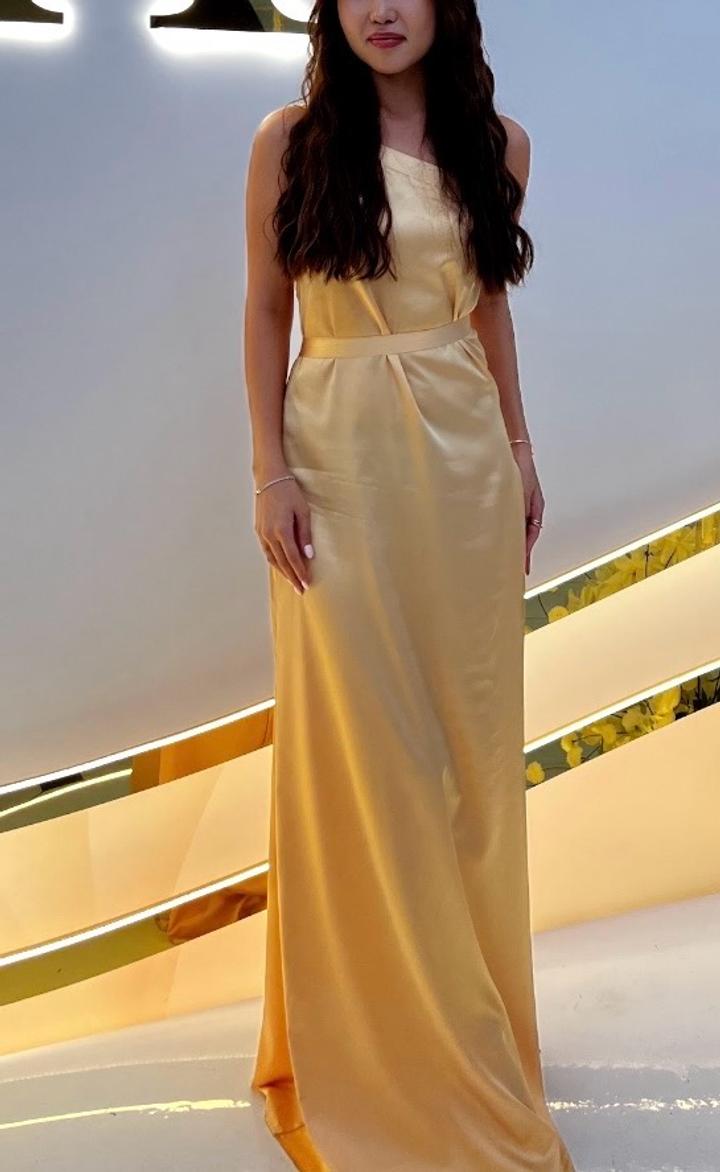 Желтое атласное платье