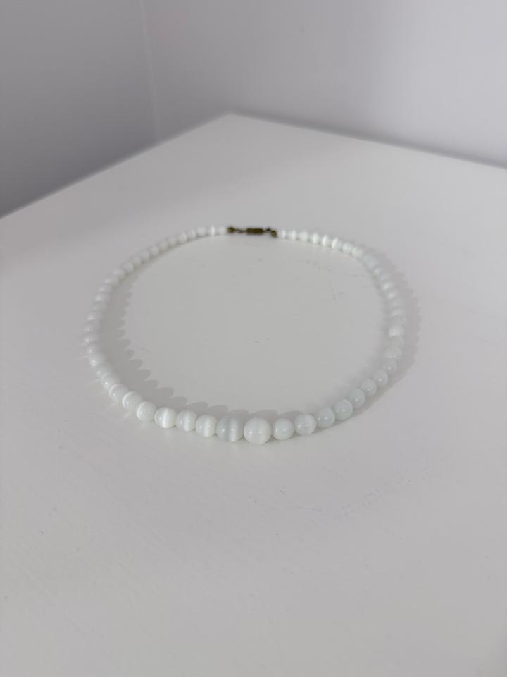 Бусы из белого кошачьего глаза