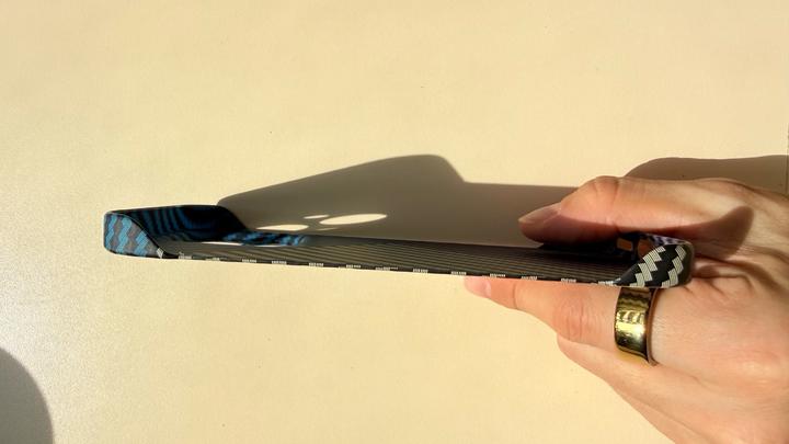 Тонкий Чехол карбон на IPhone 16PRO