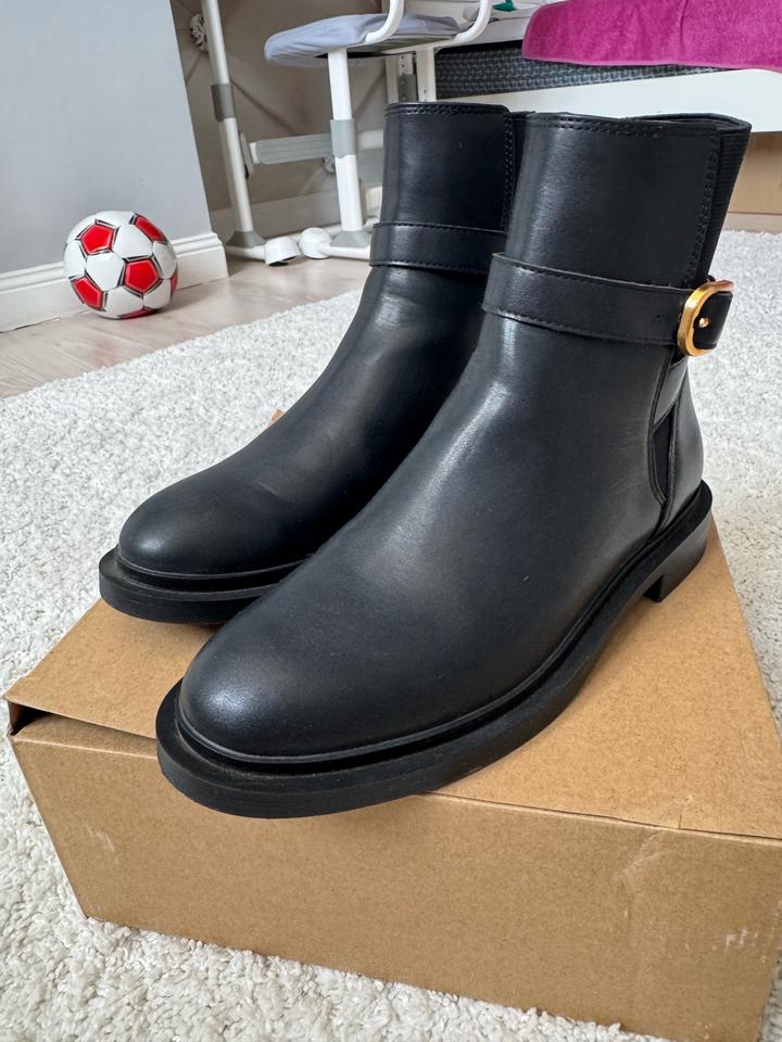 Черные осенние сапоги от Манго