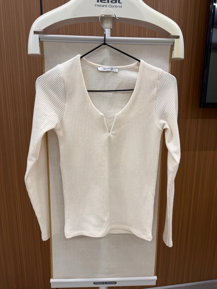 лонгслив с V вырезом