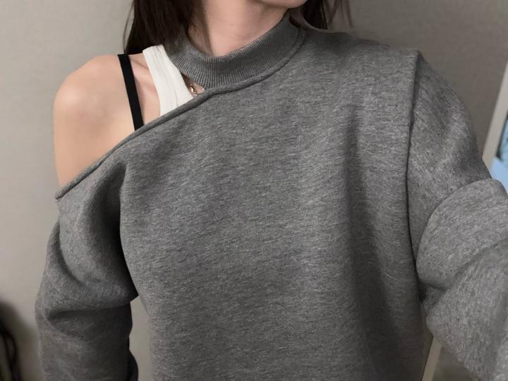 Свитшот с вырезом на плече