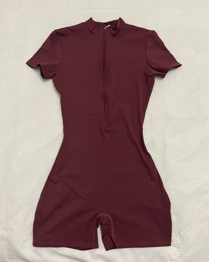 Спортивный комбинезон, костюм.