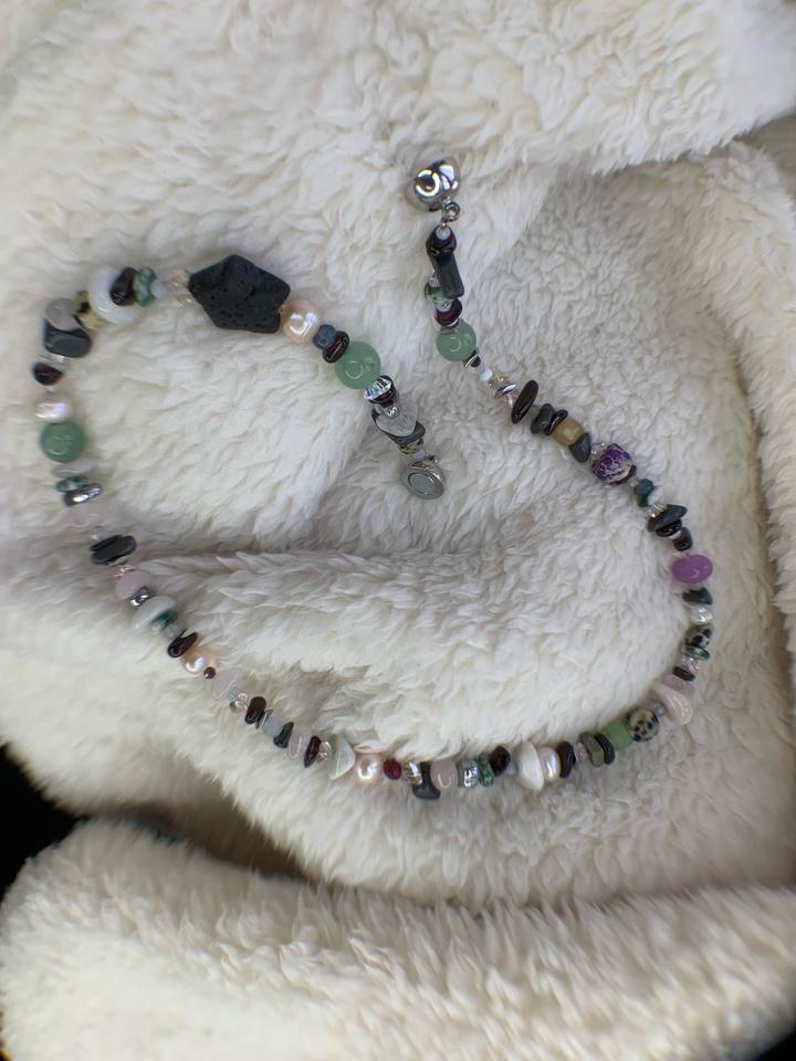 Украшения из натуральных камней на магнитной застежке