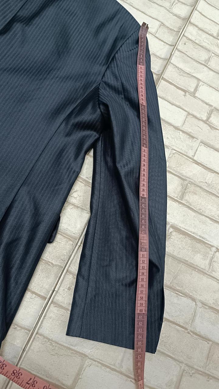 Мужской серый костюм в полоску