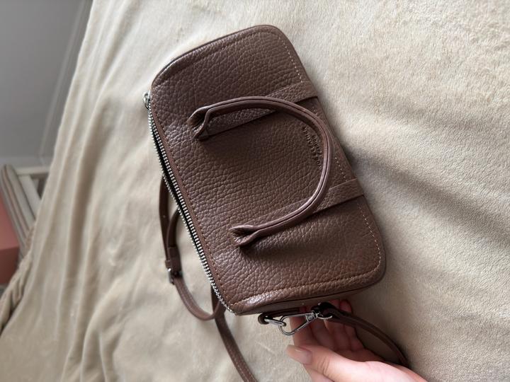 коричневая сумка бочонок с ремнем