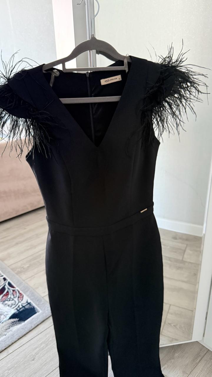 Черный комбинезон женский с перьями