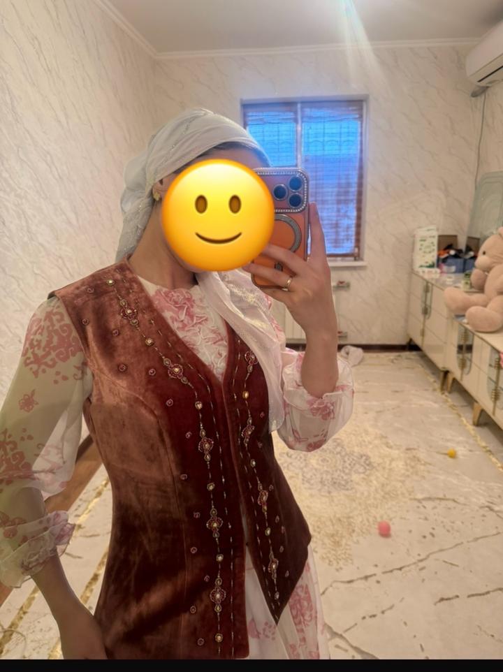 Кажекей көйлегімен