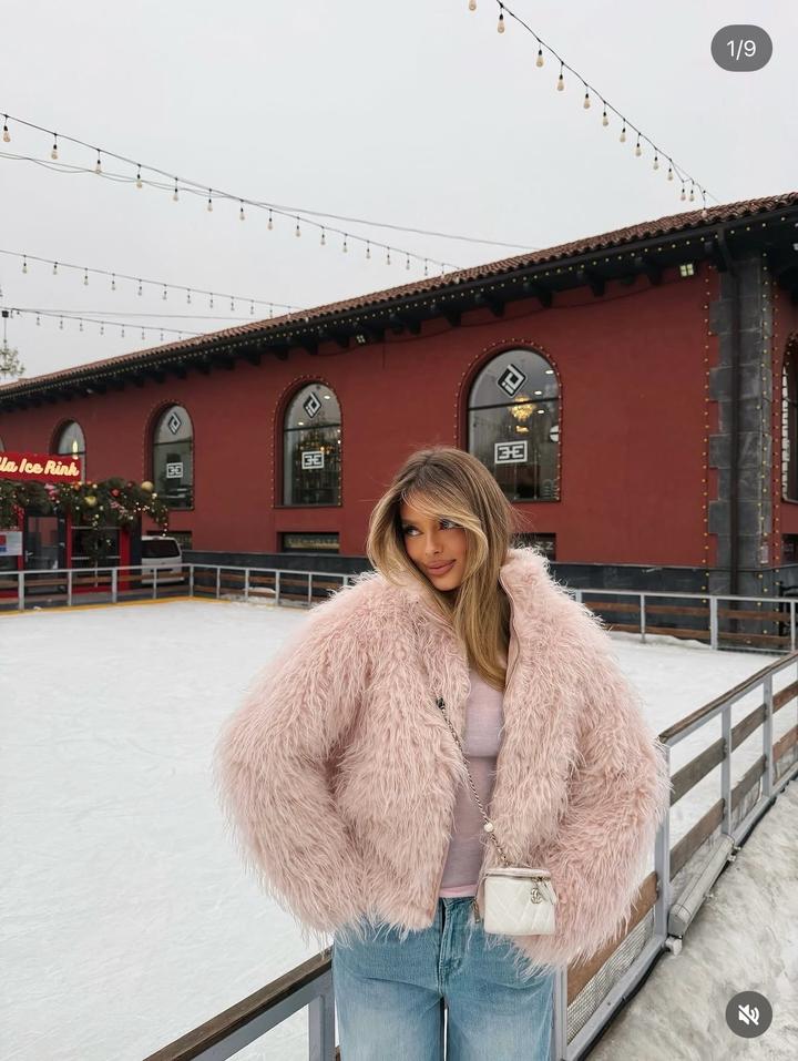 Шубка из эко меха. Размер стандарт, в пыльно розовом цвете, очень стильная.