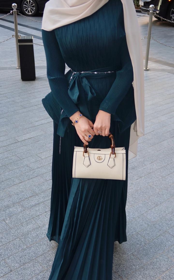 Изумрудный костюм бренда Alhubu