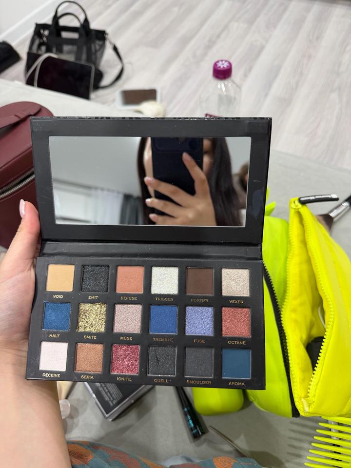 REVOLUTION PRO new neutrals smoked palette