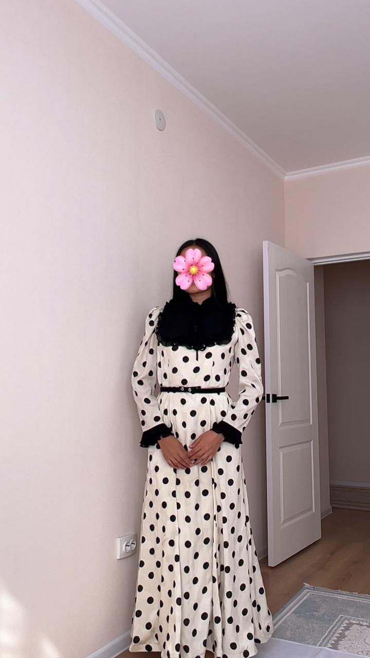 Бежевое платье