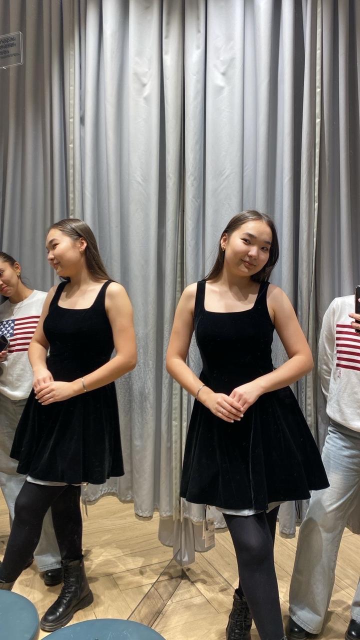 Велюровая черная платье