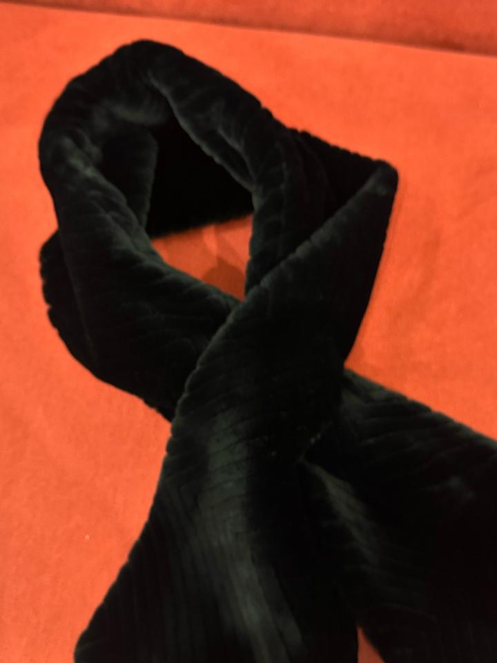 Черный шарф