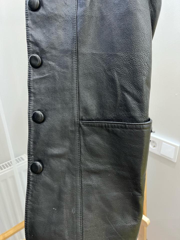 Кожаная винтажная жилетка