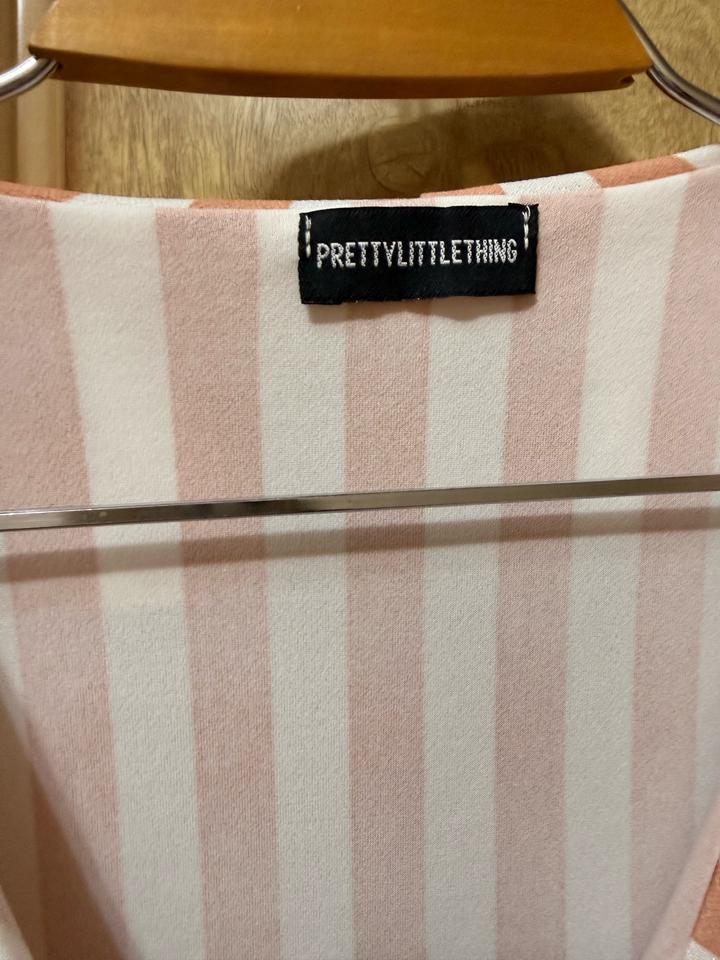 Платье PrettyLittleThing в полоску с эффектом запаха