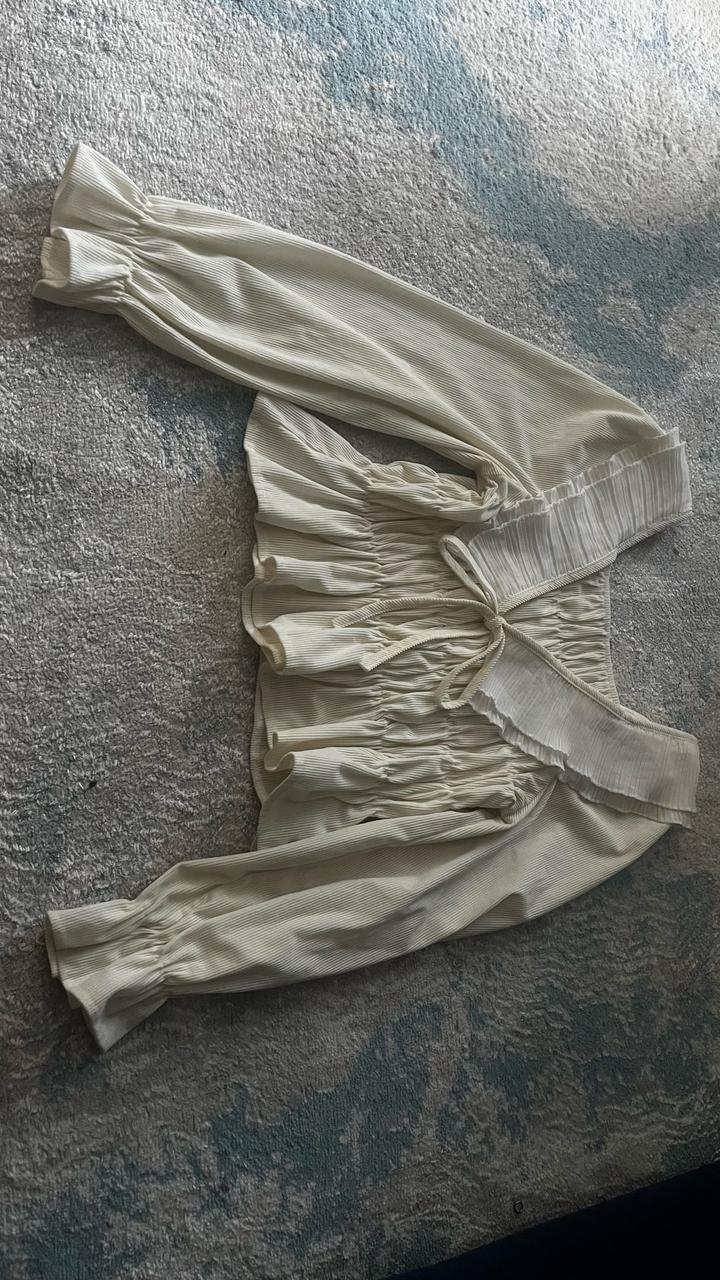 Блузка в молочном цвете