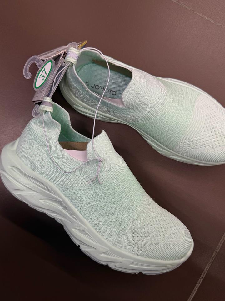 Женские кроссовки