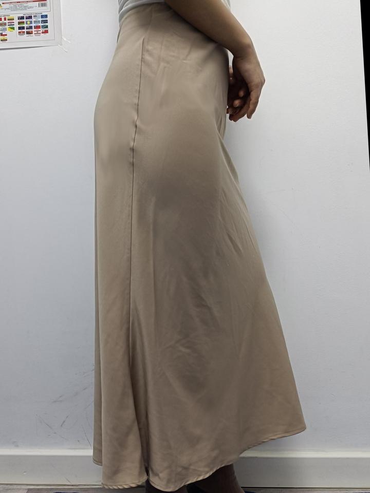 Бежевая атласная макси юбка