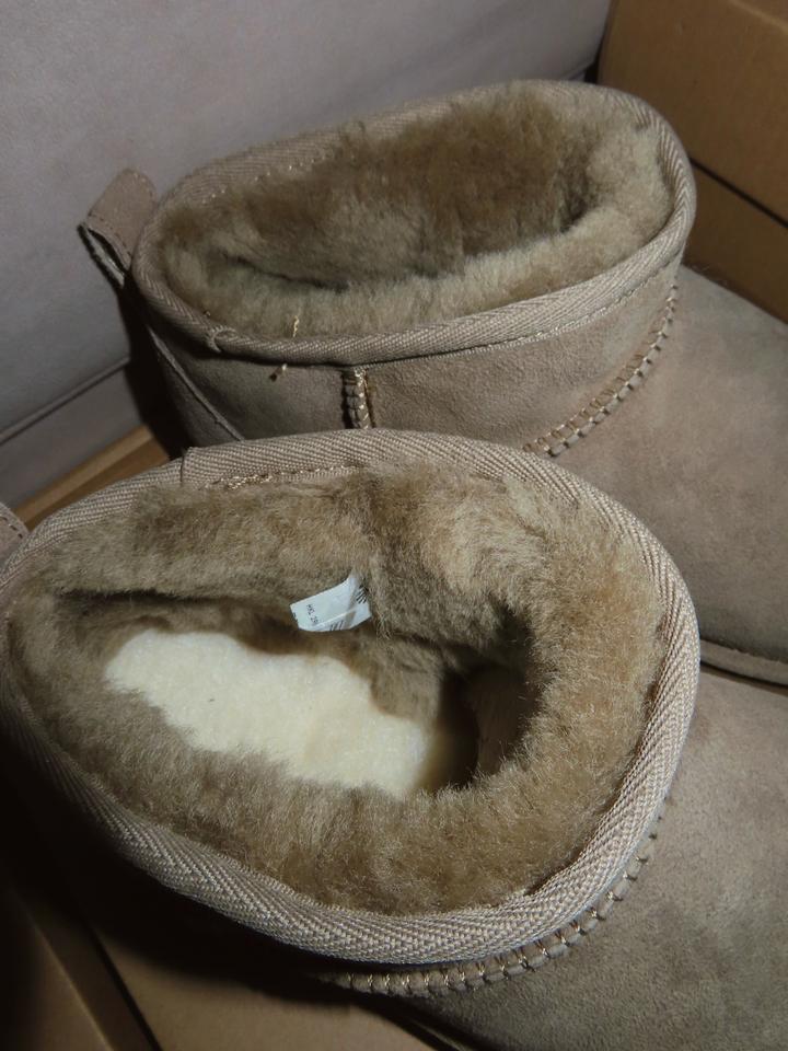 UGG AUSTRALIA