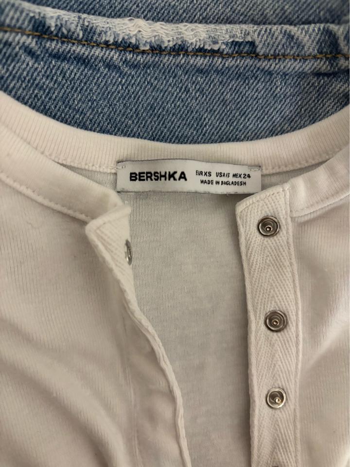 Белая кофта Bershka