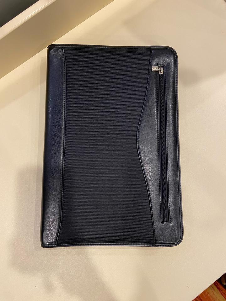 Папка для документов с двумя основными отделениями.