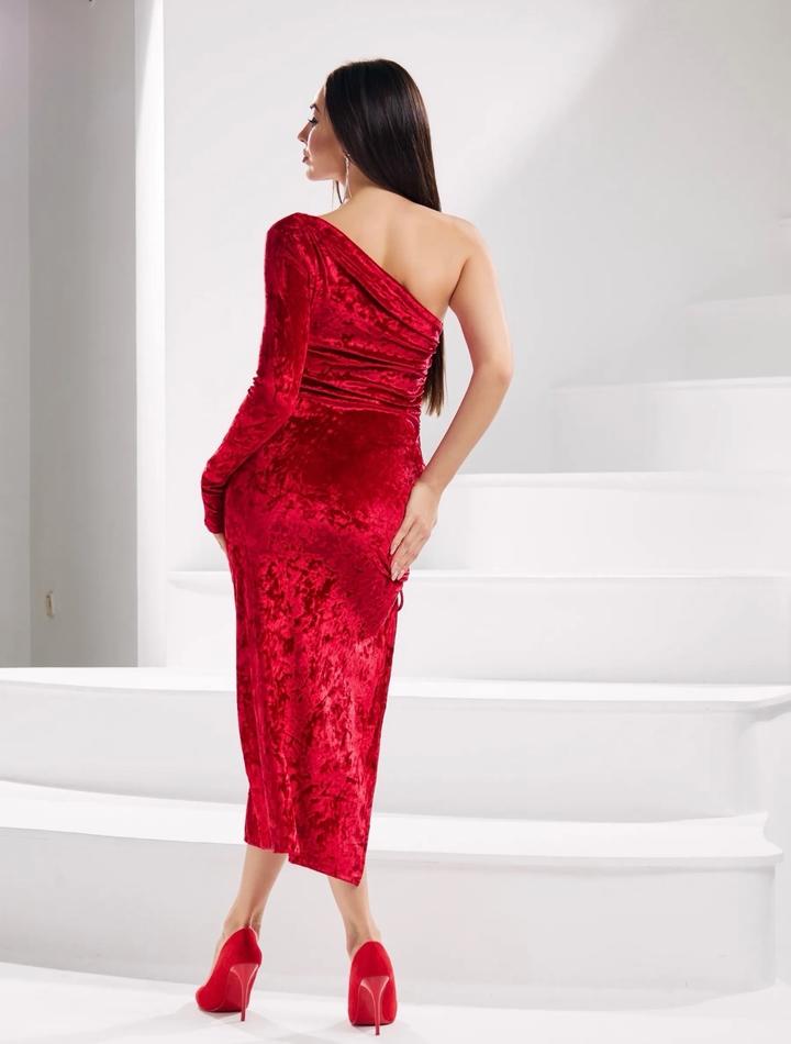 Эффектное бархатное платье на одно плечо.
