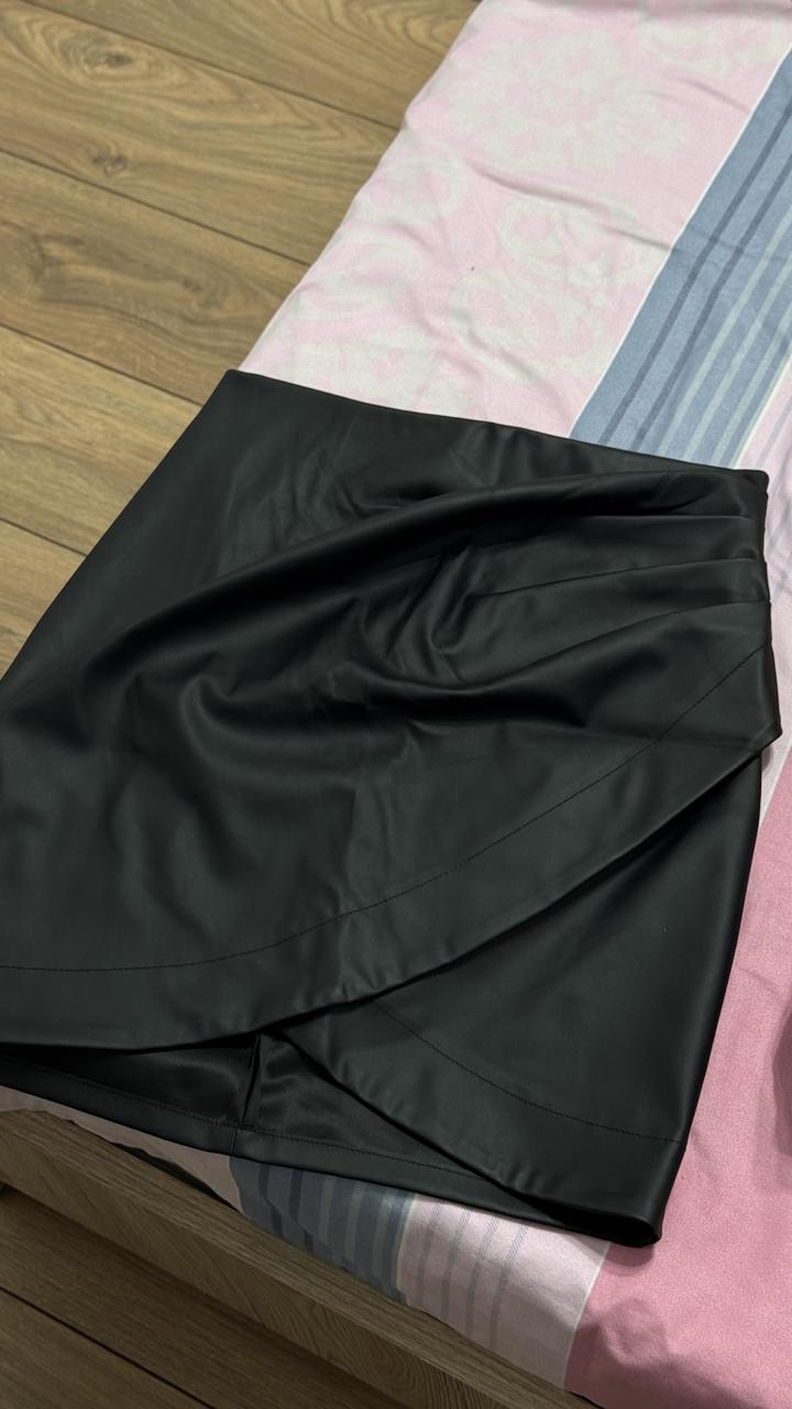 Черная кожаная юбка