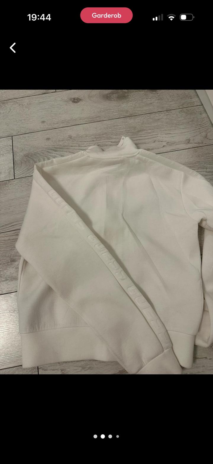 белая кофта guess