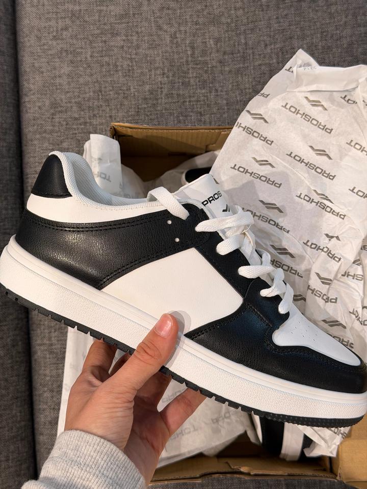 Женские кроссовки