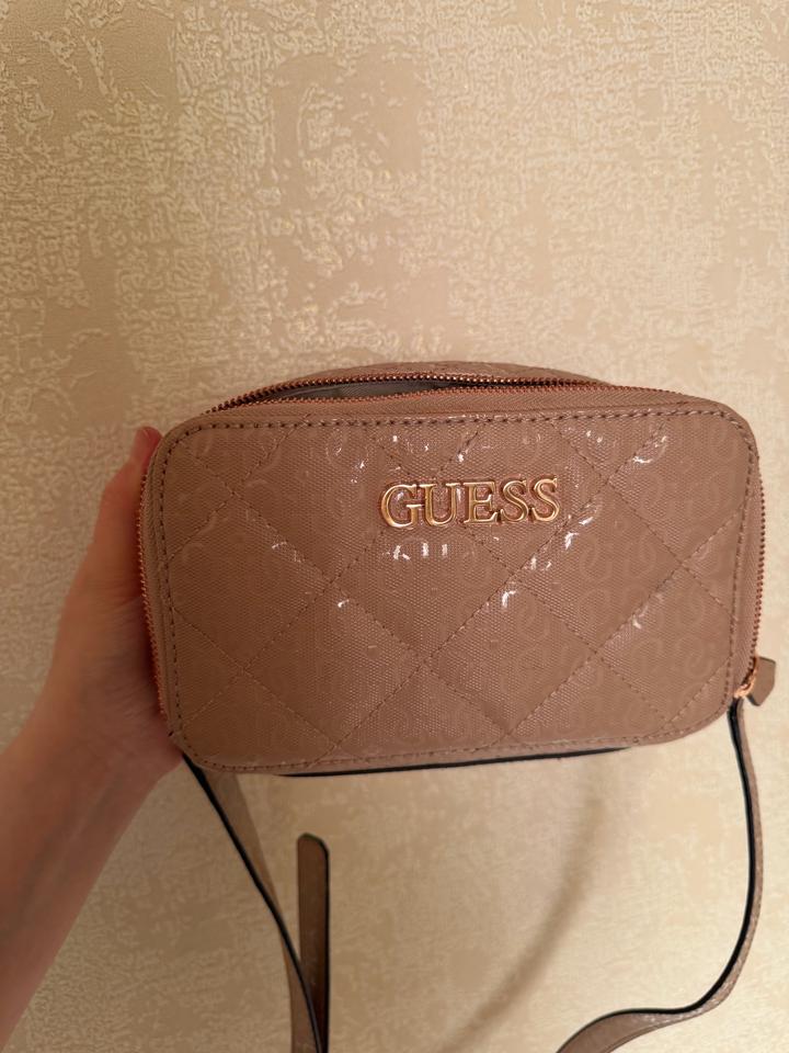 Сумка от бренда GUESS