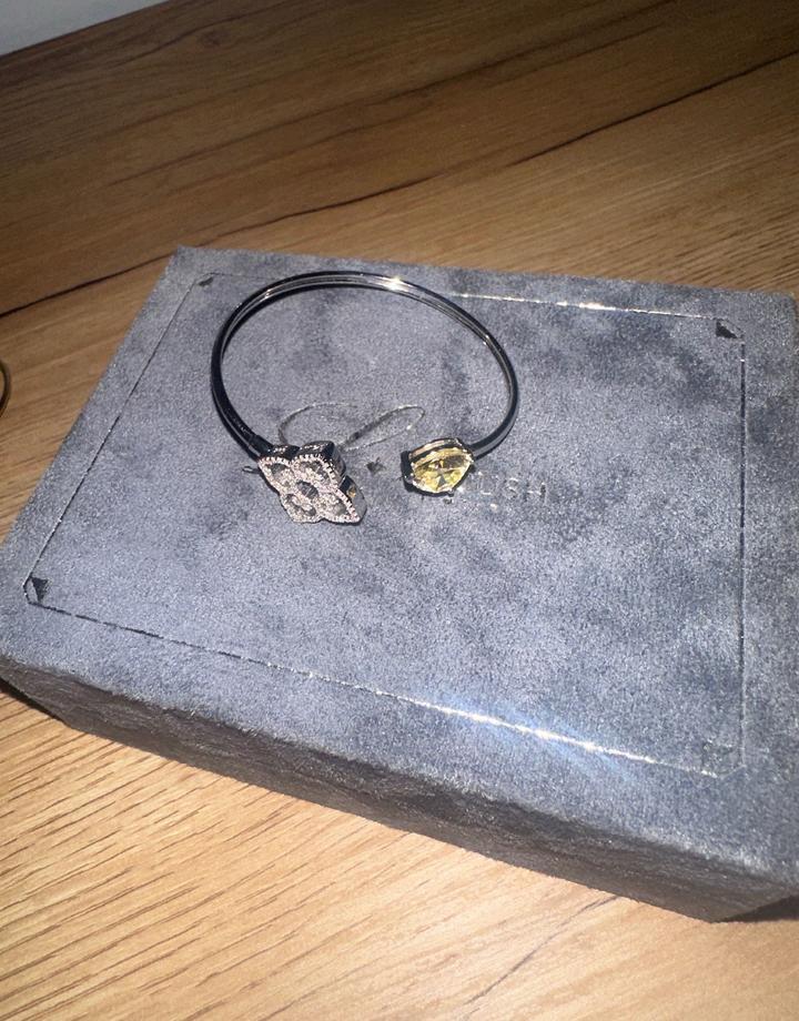 Браслет от бренда Laroush